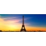 Torre Eiffel no fondo dun fermoso solpor