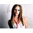Avril Lavigne v růžové kravatě