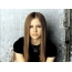 Avril Lavigne oo ku jira muraayad madow
