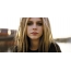Avril v černém svetru