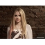 Avril Lavigne ar chúlra balla bríce