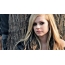 Stoc grianghraf Avril Lavigne ar chúlra adhmaid