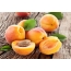 Apricots ar y bwrdd