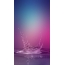 Spritzer Wasser auf einem lila Hintergrund.