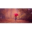 Gadis dengan payung merah di taman