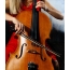 Jente spiller cello
