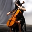 Bir cello ilə qız